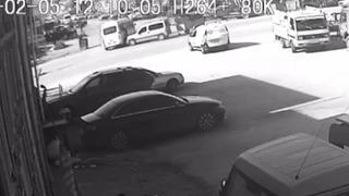 Yolcu minibüsü ile hafif ticari aracın karıştığı kaza anı kameraya yansıdı