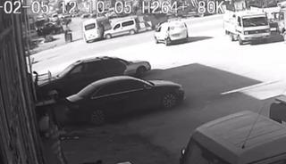 Yolcu minib&uuml;s&uuml; ile hafif ticari aracın karıştığı kaza anı kameraya yansıdı