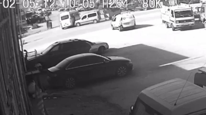 Yolcu minib&uuml;s&uuml; ile hafif ticari aracın karıştığı kaza anı kameraya yansıdı