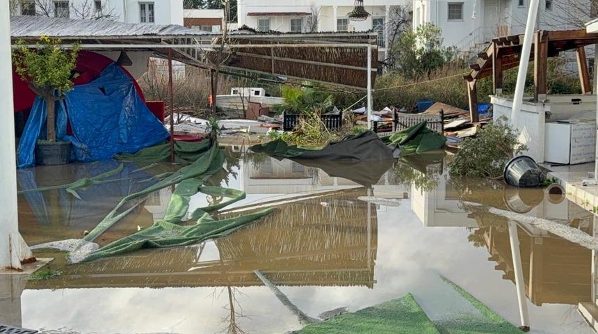 Bodrum ve Marmaris'te sağanağın ardından temizlik &ccedil;alışması başlatıldı