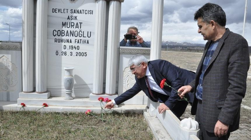 Halk Ozanı Murat &Ccedil;obanoğlu mezarı başında anıldı