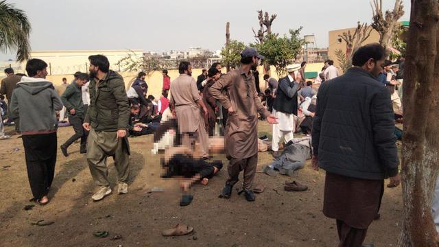 Pakistan'da Cuma namazı sırasında camide patlama! Cansız bedenler etrafa saçıldı