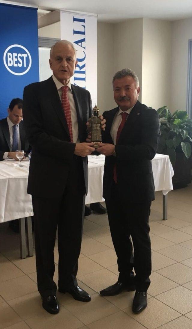 Yırcalı&rsquo;ya anlamlı hediye 1