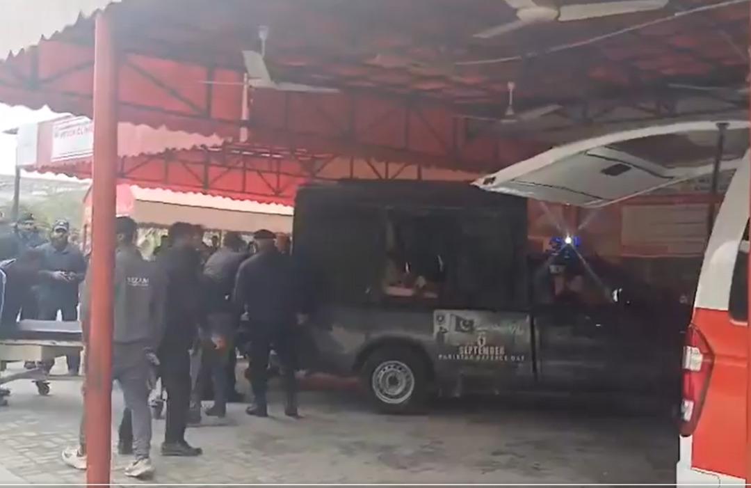 Pakistan da Cuma namazı sırasında camide patlama! Cansız bedenler etrafa sa&ccedil;ıldı 1