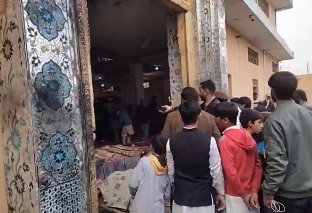 Pakistan da Cuma namazı sırasında camide patlama! Cansız bedenler etrafa sa&ccedil;ıldı 2