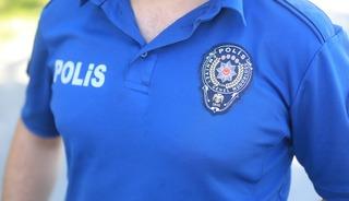 Polis memurunu d&ouml;verek &ouml;ld&uuml;rd&uuml;ler!