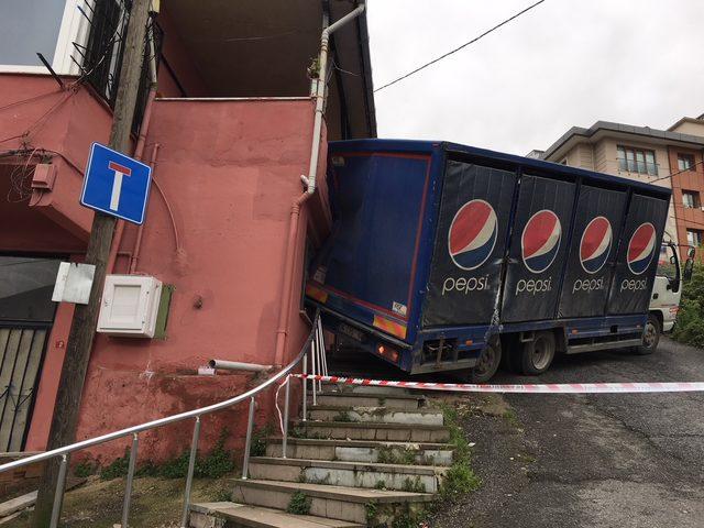  Beykoz'da kayan kamyon binaya çarptı
