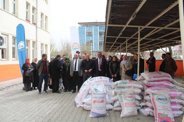 Çiftçiye nohut tohumu ve gübre dağıtıldı