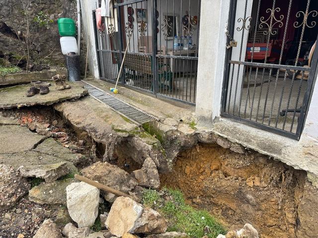 Bartın da heyelan nedeniyle 3 evde &ccedil;atlaklar oluştu 6