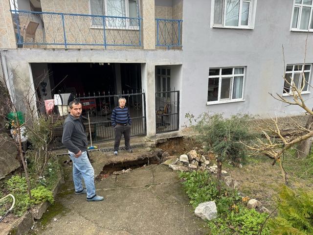 Bartın da heyelan nedeniyle 3 evde &ccedil;atlaklar oluştu 5
