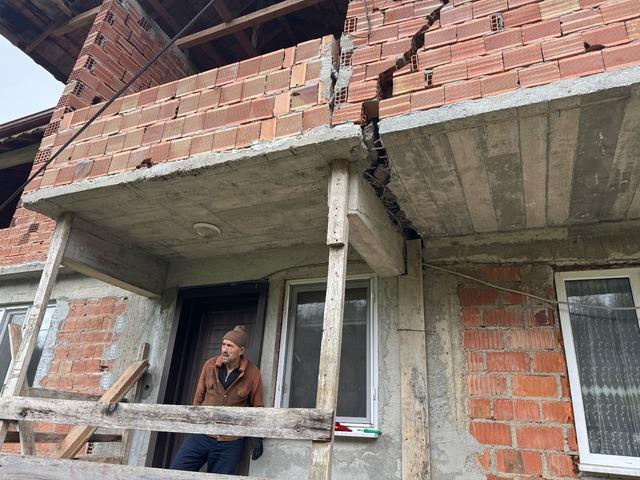 Bartın da heyelan nedeniyle 3 evde &ccedil;atlaklar oluştu 1