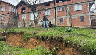 Bartın'da heyelan nedeniyle 3 evde &ccedil;atlaklar oluştu