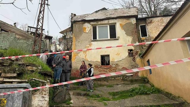 Söke’de yağmurun yumuşattığı evin duvarı çöktü