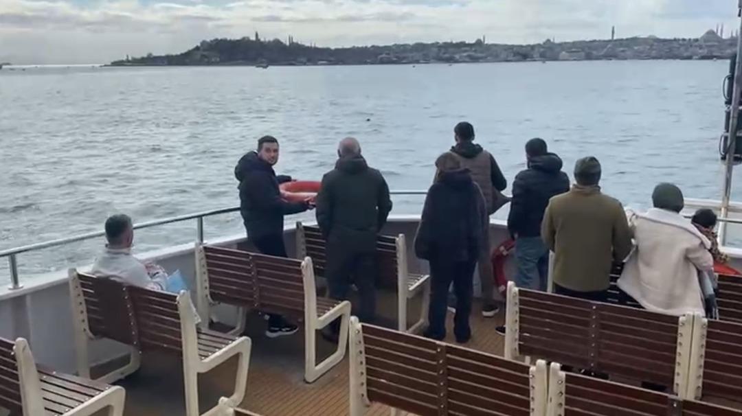 İstanbul&rsquo;da vapurda panik: Denize atlayan adamı g&ouml;renler &ccedil;ığlık &ccedil;ığlığa bağırdı 1