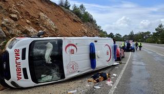 Muğla'da ambulans devrildi: 3 sağlık personeli yaralandı