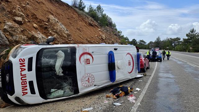 Muğla'da ambulans devrildi: 3 sağlık personeli yaralandı