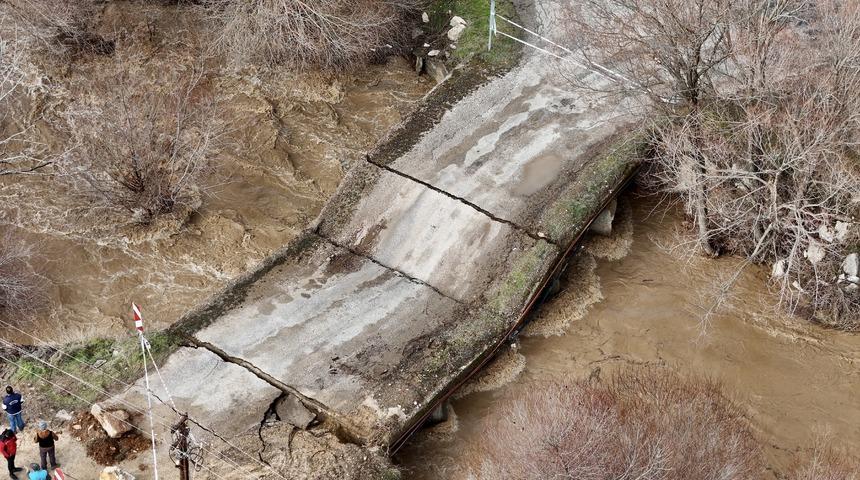 Muğla'da şiddetli yağış nedeniyle k&ouml;pr&uuml; &ccedil;&ouml;kt&uuml;