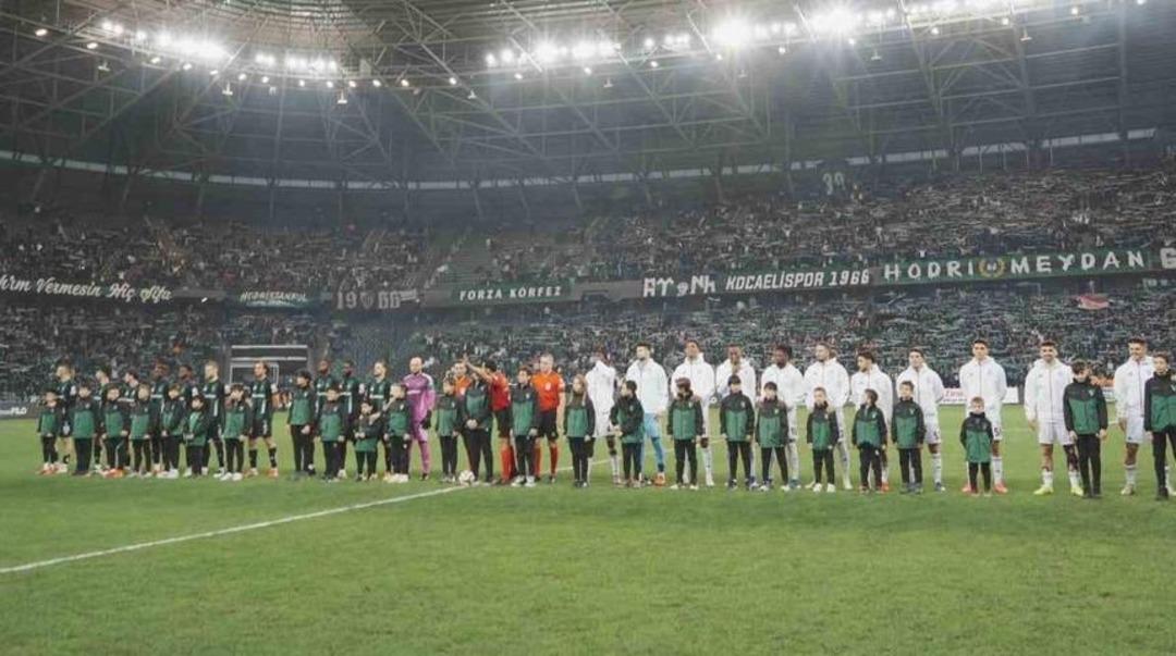 Kocaelispor-Beşiktaş ma&ccedil;ında yaşanan facianın g&ouml;r&uuml;nt&uuml;leri ortaya &ccedil;ıktı! Taraftar trib&uuml;nden d&uuml;şm&uuml;şt&uuml; 1