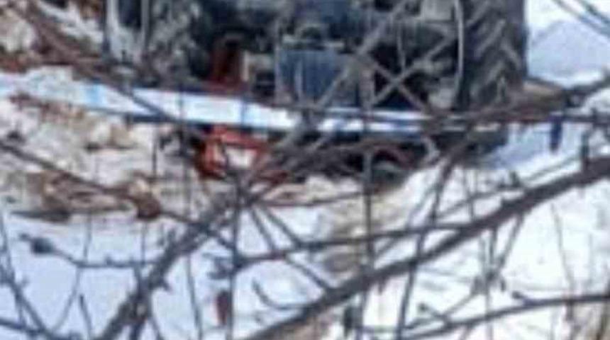 Trakt&ouml;r devrildi, k&ouml;y muhtarı hayatını kaybetti