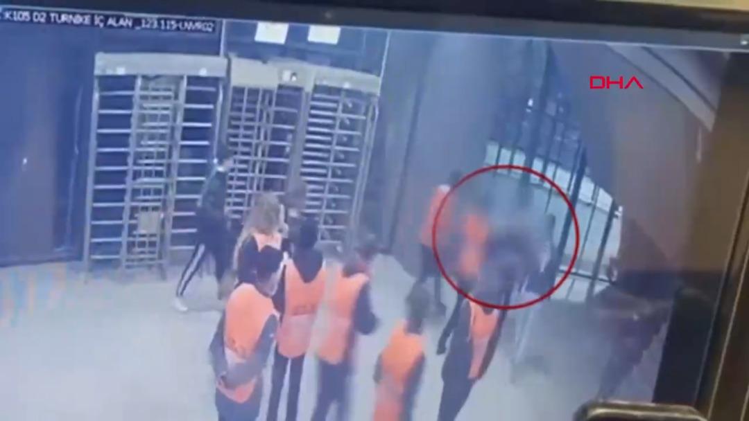 Kocaelispor-Beşiktaş ma&ccedil;ında yaşanan facianın g&ouml;r&uuml;nt&uuml;leri ortaya &ccedil;ıktı! Taraftar trib&uuml;nden d&uuml;şm&uuml;şt&uuml; 3