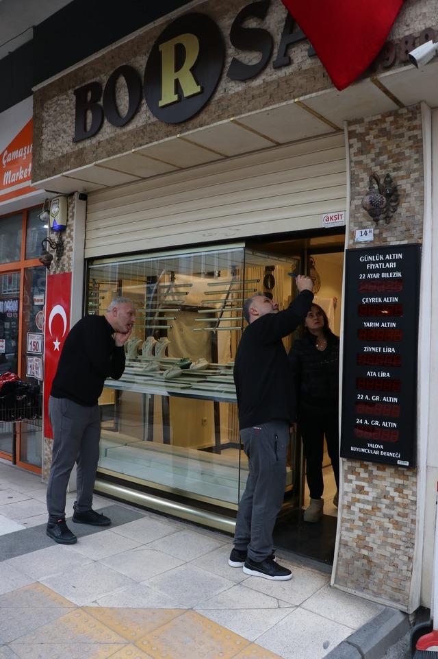 Yalova da kopyaladıkları &ouml;ne s&uuml;r&uuml;len kumandayla kepenklerini a&ccedil;tıkları kuyumcu d&uuml;kkanını soydular 1