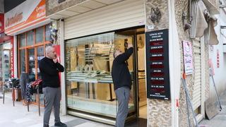 Yalova'da kopyaladıkları öne sürülen kumandayla kepenklerini açtıkları kuyumcu dükkanını soydular