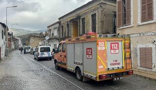 Aydın'da yağışlardan etkilenen evin bir b&ouml;l&uuml;m&uuml;n&uuml;n yıkılması kamerada