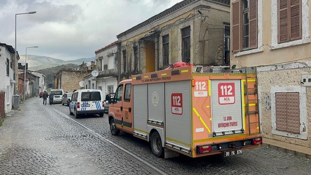 Aydın'da yağışlardan etkilenen evin bir bölümünün yıkılması kamerada