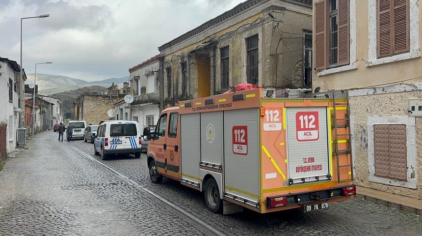Aydın'da yağışlardan etkilenen evin bir b&ouml;l&uuml;m&uuml;n&uuml;n yıkılması kamerada