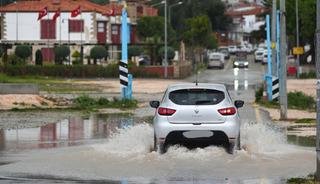 İzmir&rsquo;de sağanak ovayı g&ouml;le &ccedil;evirdi
