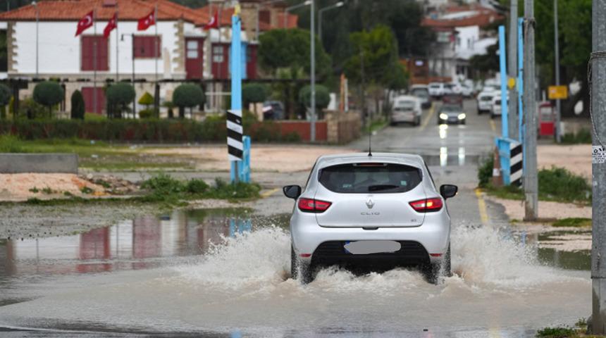 İzmir&rsquo;de sağanak ovayı g&ouml;le &ccedil;evirdi