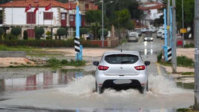 İzmir’de sağanak ovayı göle çevirdi