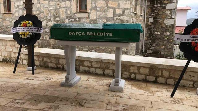 Evinde &ouml;l&uuml; bulunan Dat&ccedil;alı doktor toprağa verildi 1