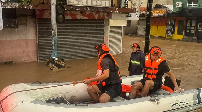 Filipinler'de tropikal fırtına heyelana yol a&ccedil;tı! 4 kişi hayatını kaybetti