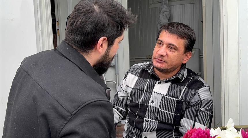 Enkazdan 149 saat sonra &ccedil;ıkarılmıştı! 3 yıl sonra kendisini kurtaran ekiple b&ouml;yle buluştu