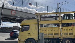 Fatih'te tren raylarının bulunduğu &uuml;st ge&ccedil;ide tır &ccedil;arptı