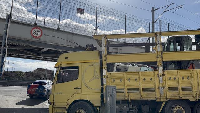 Fatih'te tren raylarının bulunduğu üst geçide tır çarptı