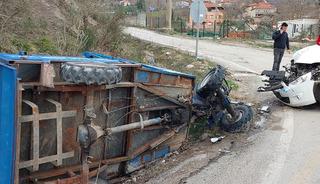 Kastamonu'da otomobil ile "pat pat" &ccedil;arpıştı: 3 yaralı