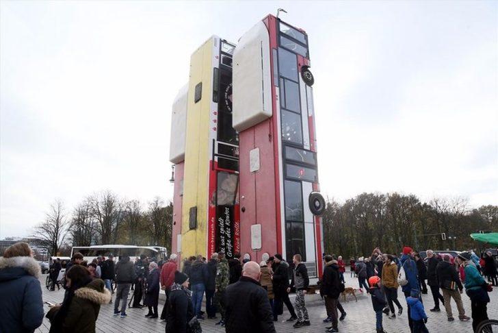 Yaşanan insanlık dramına otobüslü anıt  G1