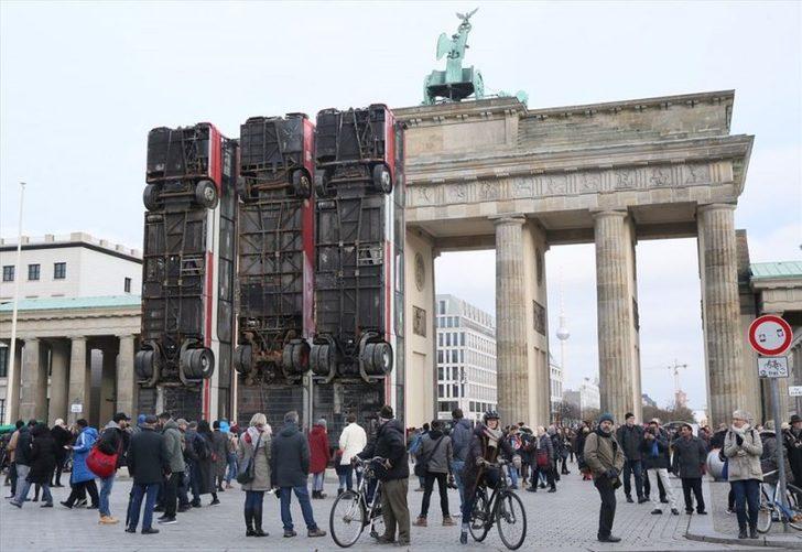 Yaşanan insanlık dramına otobüslü anıt  G2