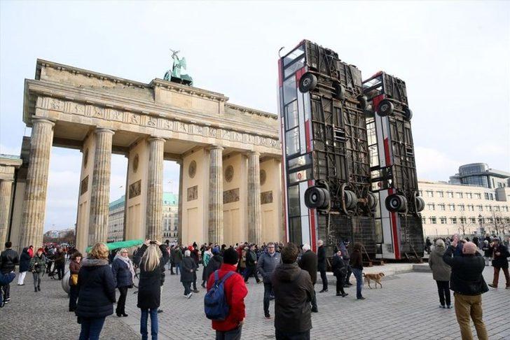 Yaşanan insanlık dramına otobüslü anıt  G3