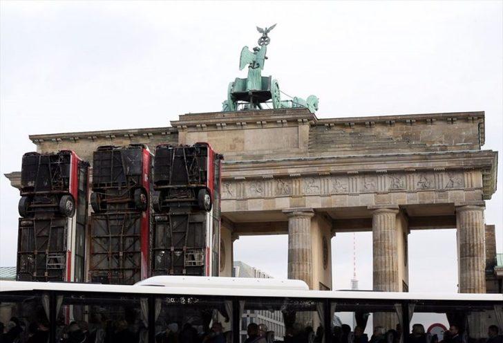 Yaşanan insanlık dramına otobüslü anıt  G4