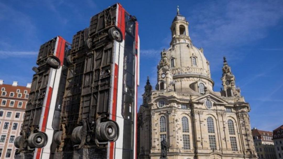 Yaşanan insanlık dramına otob&uuml;sl&uuml; anıt 