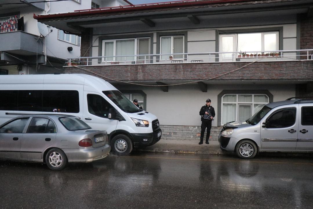 Sakarya da emekli polis dehşet sa&ccedil;tı: Eşini ve MHP il&ccedil;e başkanını silahla vurarak &ouml;ld&uuml;rd&uuml; 2