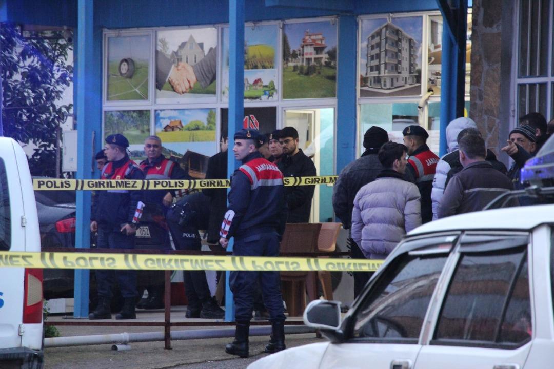 Sakarya da emekli polis dehşet sa&ccedil;tı: Eşini ve MHP il&ccedil;e başkanını silahla vurarak &ouml;ld&uuml;rd&uuml; 3