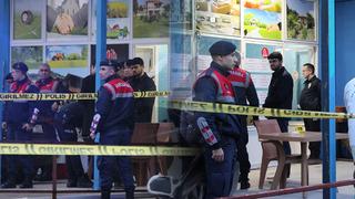 Sakarya'da emekli polis dehşet saçtı: Eşini ve MHP ilçe başkanını silahla vurarak öldürdü