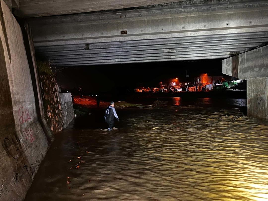İzmir de kahreden g&ouml;r&uuml;nt&uuml;ler! Terlik i&ccedil;in girdiği derede hayatını kaybetti 1