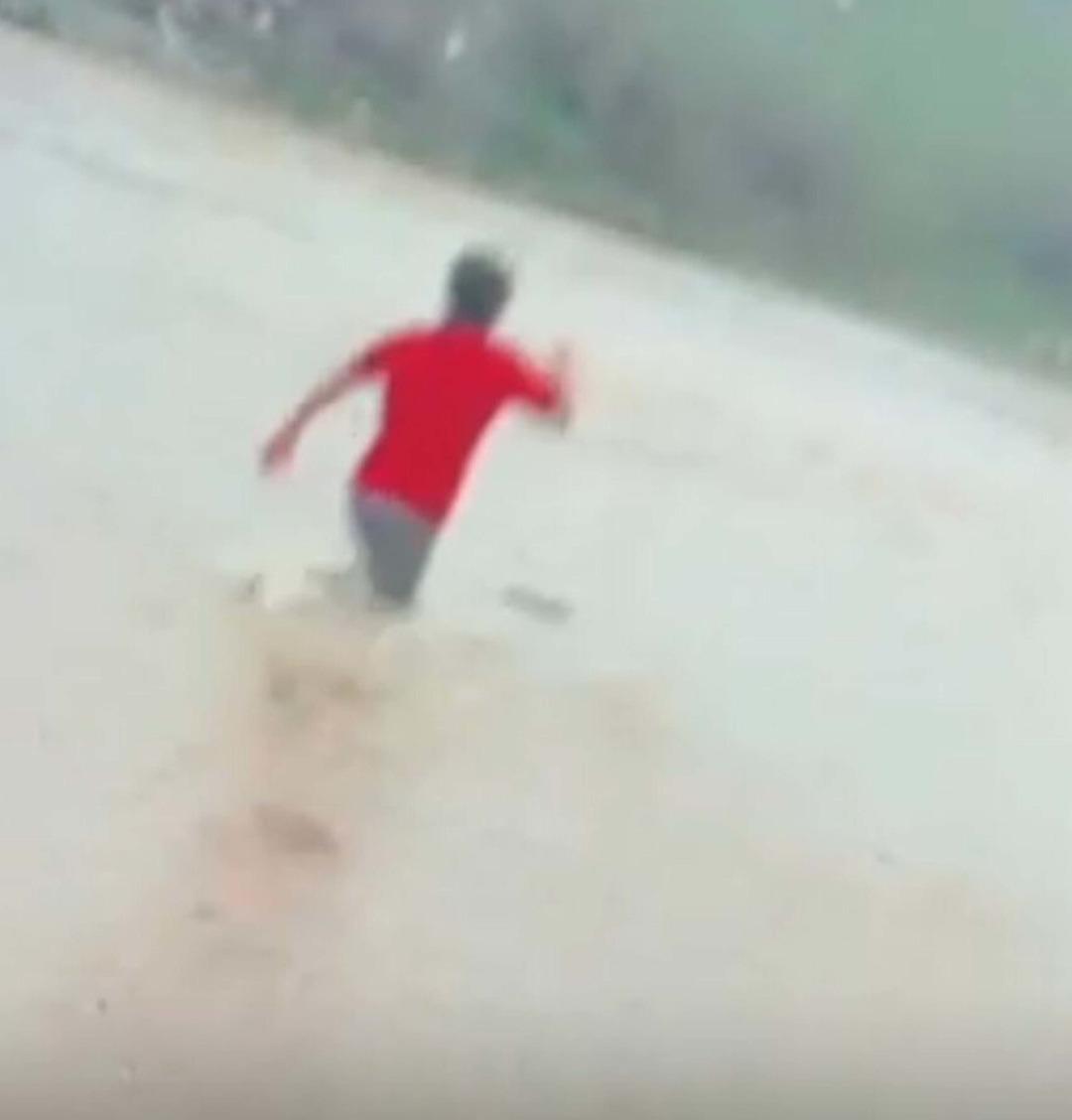 İzmir de kahreden g&ouml;r&uuml;nt&uuml;ler! Terlik i&ccedil;in girdiği derede hayatını kaybetti 2