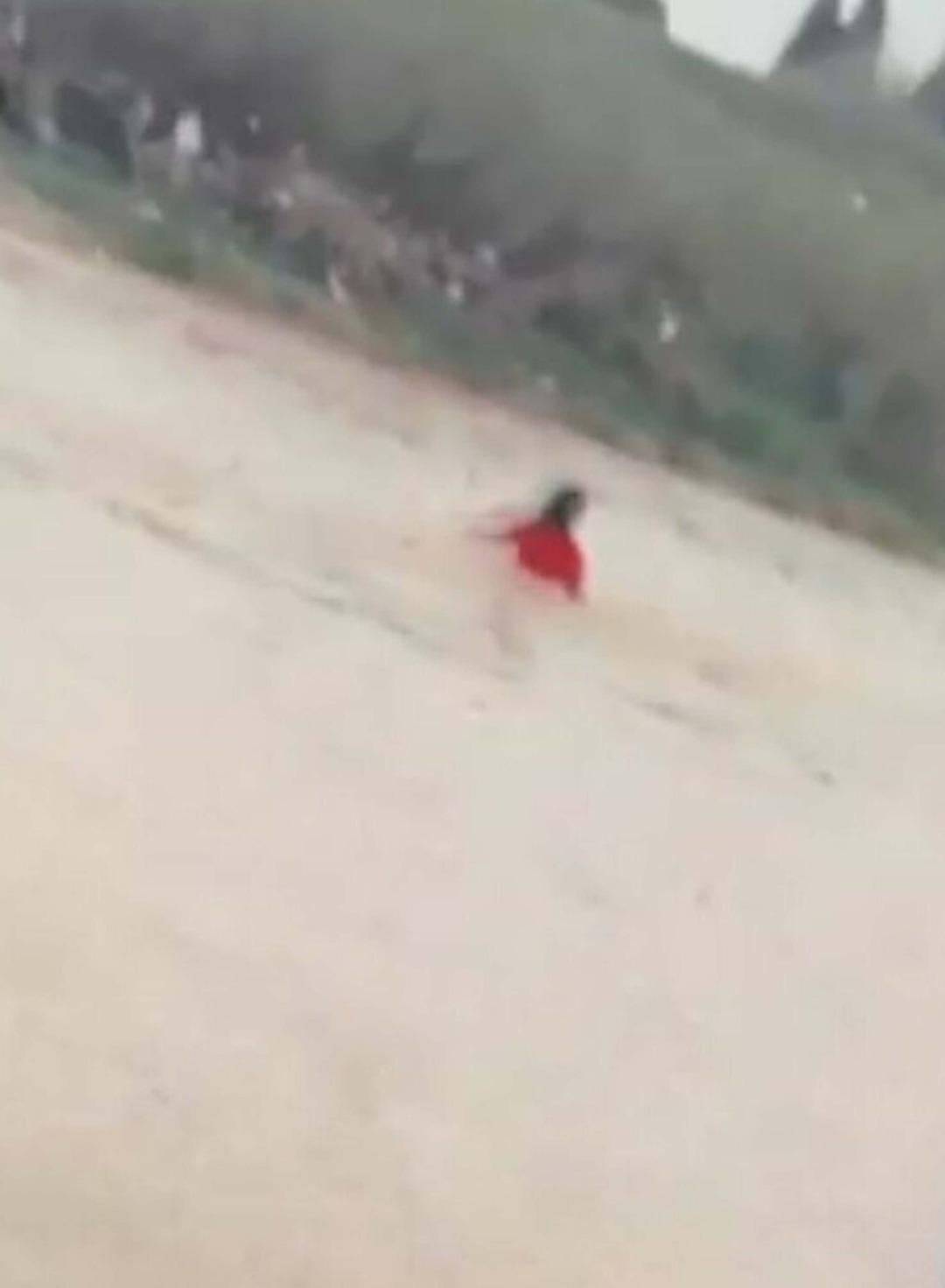 İzmir de kahreden g&ouml;r&uuml;nt&uuml;ler! Terlik i&ccedil;in girdiği derede hayatını kaybetti 4