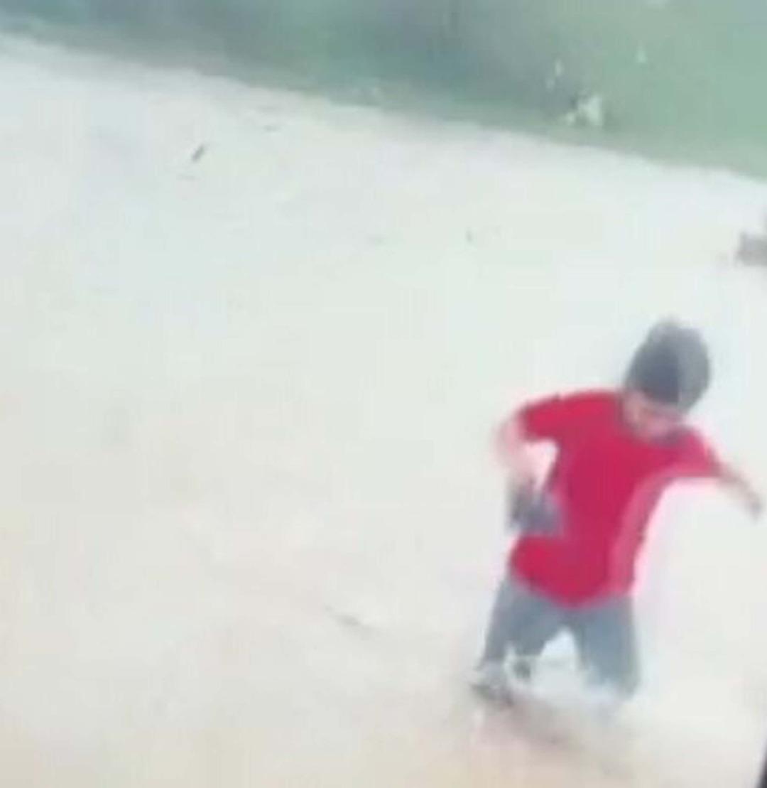 İzmir de kahreden g&ouml;r&uuml;nt&uuml;ler! Terlik i&ccedil;in girdiği derede hayatını kaybetti 3